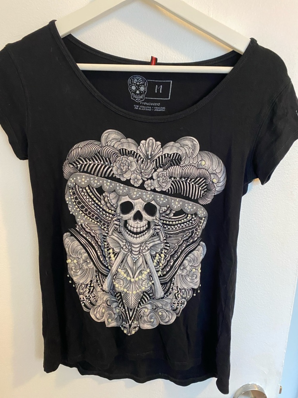 Black Short Sleeve Graphic Tee with Decorative Skull Motif